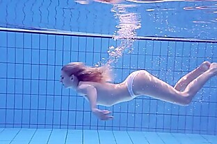 Proklova takes off bikini and swims under water